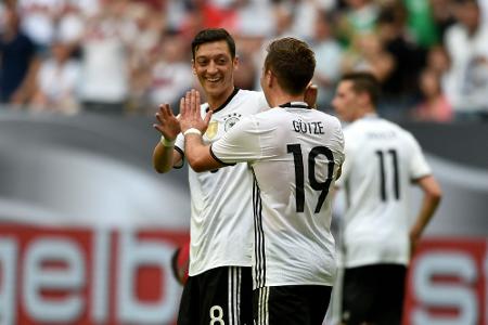 Götze verneigt sich vor Özil: 