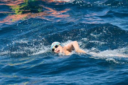 Erste Deutsche: Pohl durchschwimmt Cookstraße