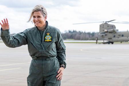 Königin Máxima absolviert Hubschrauber-Training in Pilotenuniform