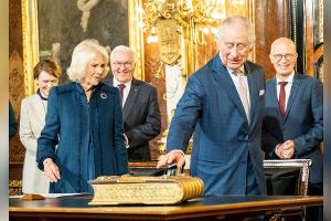 Königspaar Charles und Camilla: Gut gelaunt und volksnah in Hamburg