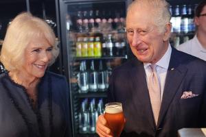 Abschluss des Deutschland-Besuchs: In Hamburg genießt Charles ein Bier