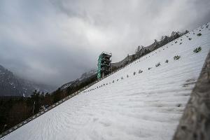Skifliegen: Ekart bei schwerem Sturz mit Glück im Unglück