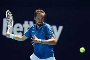 Medwedew feiert 19. Titel gegen Alcaraz-Bezwinger Sinner