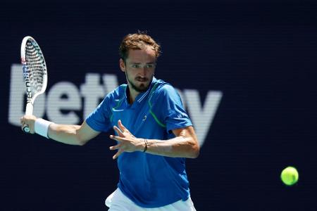 Medwedew feiert 19. Titel gegen Alcaraz-Bezwinger Sinner