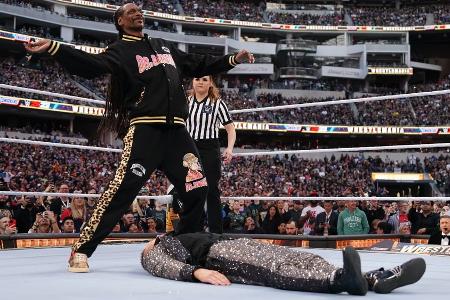 Überraschung im Ring: Rap-Legende Snoop Dogg siegt in Wrestling-Match