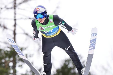 Wer hat das meiste Preisgeld der Skisprung-Saison gesammelt? - Die Skisprung-Saison 2022/23 ist vorbei. Aber welche Skispringer haben in der abgelaufenen Saison das meiste Preisgeld eingesprungen? In die Top 10 haben es zwei DSV-Adler geschafft. Die von der FIS veröffentlichten Angaben in Schweizer Franken wurden in Euro umgerechnet.