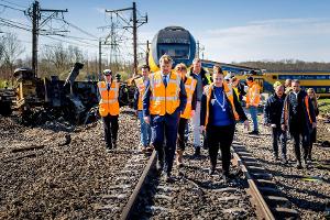König Willem-Alexander sichtlich mitgenommen am Ort des Zugunglücks
