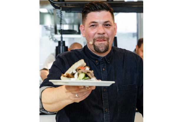 In Deutschland laufen seine Geschäfte nicht immer rund, aber auf Mallorca kann TV-Koch Tim Mälzer sich sicher gut von dem Stress erholen. Mittlerweile hat er dort auch zwei Restaurants, die beide ‘Al ...