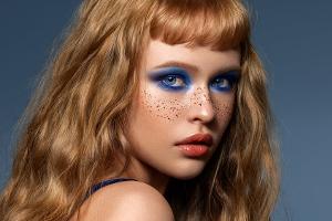 Blue Eyeshadow: So trägt man blauen Lidschatten 2023