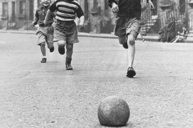 Kindheit früher auf Straße spielen