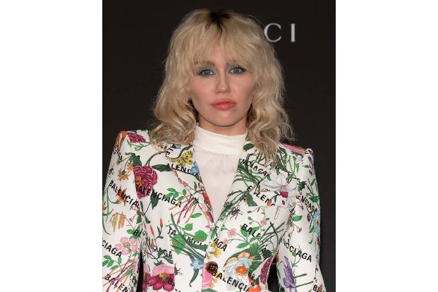 Von abenteuerlichen Flügen kann auch Miley Cyrus mit ihrer rauchigen Stimme ein Lied singen. Auf dem Weg zum einem Rockfestival in Paraguay wurde ihr Flieger im Unwetter von einem Blitz getroffen. Die ...