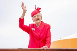 Königin Margrethe II. absolviert ihren ersten Auftritt mit Gehstock