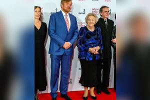 König Willem-Alexander strahlt mit Mutter Beatrix auf dem Red Carpet