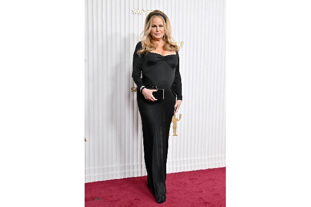 Jennifer Coolidge ist cool. Im Alter von 61 Jahren ist die Schauspielerin ('The White Lotus') zur Kultfigur in Hollywood geworden. Jetzt wird sie vom Magazin ‘Time’ auf der Liste der einflussreichsten ...