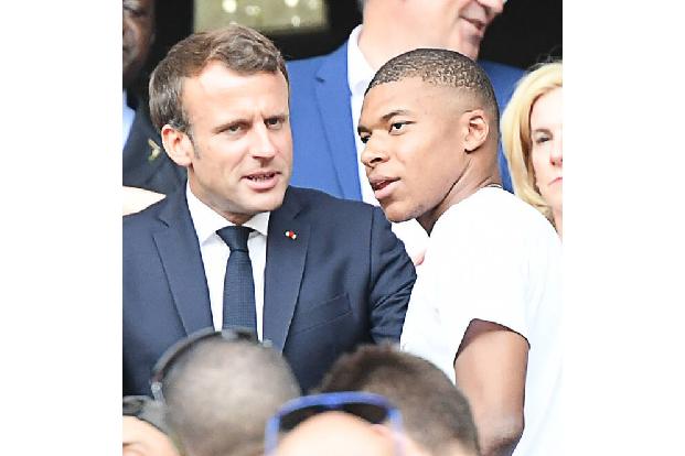 Als Kylian Mbappé von Paris St. Germain zu Real Madrid gelockt werden sollte, griff der französische Präsident Emmanuel Macron persönlich zum Telefonhörer und bat den besten Spieler Frankreichs, doch ...