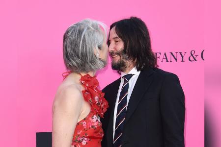 Kuss auf dem roten Teppich: Keanu Reeves zeigt sich schwer verliebt