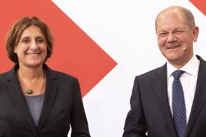 Kanzler-Gattin Britta Ernst tritt als Bildungsministerin zurück