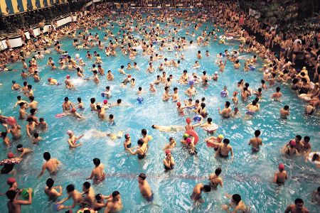 schwimmbad überfüllt