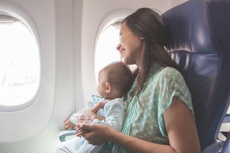 Verreisen mit kleinen Kindern: Das ist im Flugzeug zu beachten