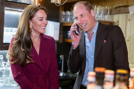 Prinz William nimmt Reservierung im Restaurant an