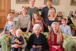 Queen Elizabeth II.: Noch nie gesehenes Foto mit Enkeln und Urenkeln