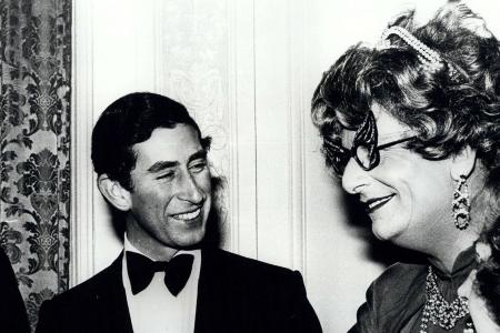 Trauer um Dame Edna: Charles telefonierte noch mit Barry Humphries