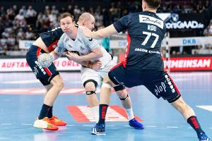 Kiel deklassiert Flensburg - Verfolger bleiben dran