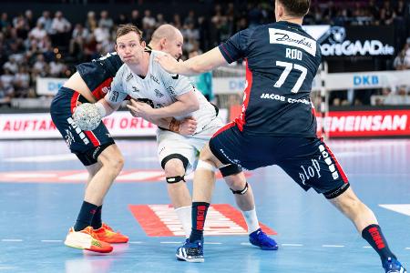 Kiel deklassiert Flensburg - Verfolger bleiben dran