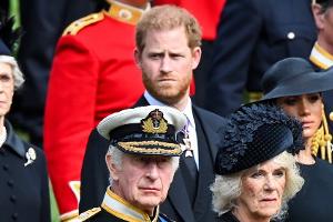 Krönung: Prinz Harry sitzt "zehn Reihen hinter" den Royals