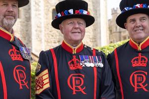 Vor Krönung: "Beefeater" im Tower of London erhalten neue Uniformen
