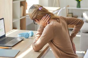 Schreibtisch-Workout: Fünf Übungen, die langes Sitzen ausgleichen