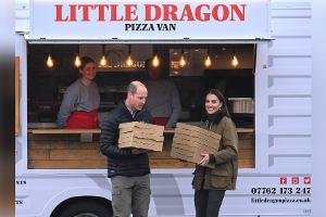 Lässiger Auftritt in Wales: William und Kate verteilen Pizza