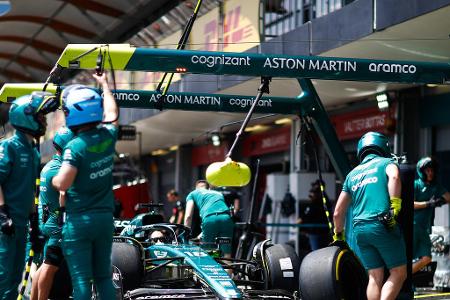 Formel 1: Die Bestzeiten von Aserbaidschan - An diesem Wochenende gastiert die Formel 1 zum vierten Grand Prix der Saison in Aserbaidschan und probiert sich das erste Mal an einem neuen Format. Nur ein einziges Freies Training gibt es am Freitag, darauf folgt unmittelbar das Qualifying für den Großen Preis am Sonntag. Der Samstag steht dann mit Shootout und dem Kurzrennen voll im Zeichen des Sprints. Wer brennt in Baku die besten Zeiten in den Asphalt? Eine Übersicht: