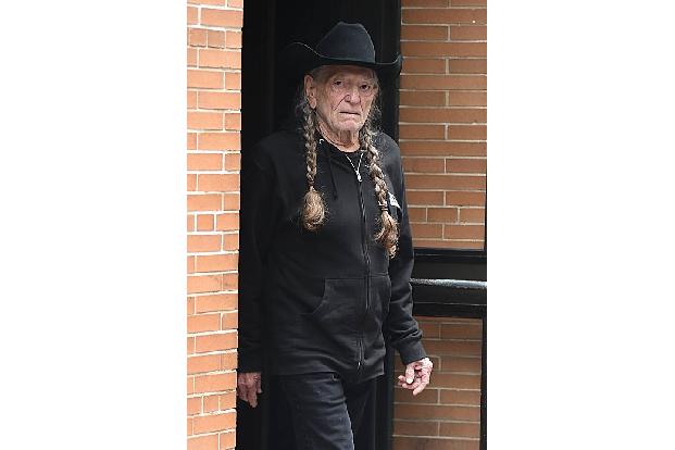 Warum sollte er auch aufhören, denn schließlich bekam Klein-Willie schon mit sechs Jahren seine erste Gitarre, mit 10 absolvierte er seinen ersten Auftritt. Willie Nelson gehört…