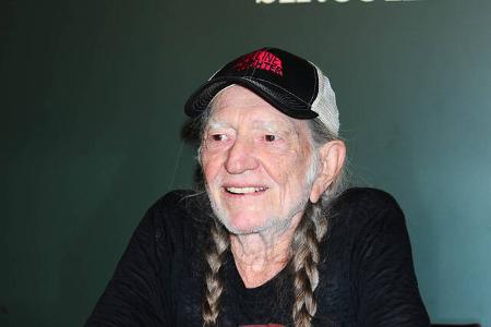 …zu den wenigen Country-Größen, die auch Menschen außerhalb der Szene ein Begriff sind und von ihnen respektiert werden. Unter seinen größten Hits sind 'Blue Eyes Crying in the Rain', 'On the Road Again' und 'Always on My Mind'.