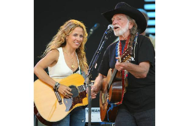 Gemeinsam mit Johnny Cash, Waylon Jennings, Kris Kristofferson nahm Willie Nelson (hier zu sehen mit Sheryl Crow) unter dem Namen Highwaymen in den Achtzigern drei erfolgreiche Alben auf.