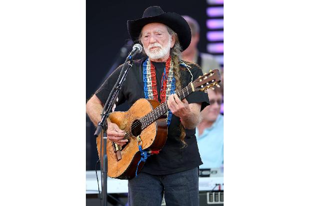 Zur gleichen Zeit organisierte er auch zum ersten Mal das Festival Farm Aid, welches bis heute besteht und landwirtschaftliche Familienbetriebe in den USA unterstützt. Neben der Musik widmete sich Wil ...