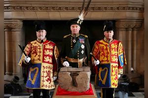 König Charles III.: Schottischer Krönungsstein unterwegs nach London