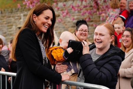 Prinzessin Kate lässt Baby mit ihrer Handtasche spielen