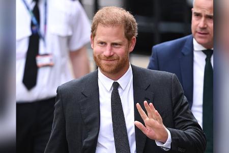 Sitzt Prinz Harry zwei Stunden nach der Krönung wieder im Flieger?