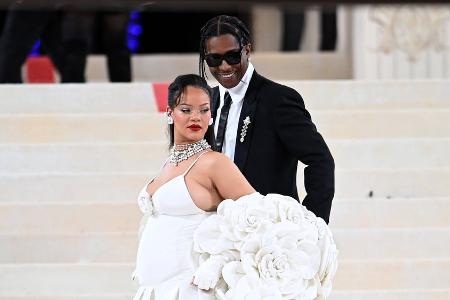 Met Gala 2023: Rihannas Brautlook sorgt für Hochzeitsspekulationen