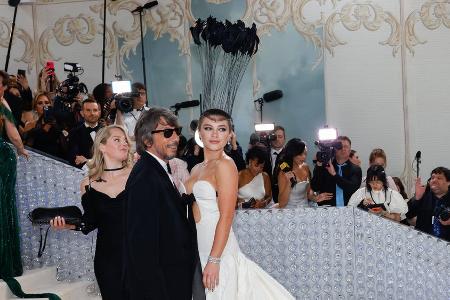Met Gala 2023: Florence Pugh überrascht mit kurzgeschorenen Haaren