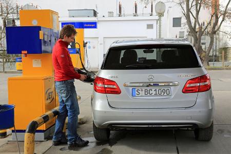 Mercedes B 200 NGD, Tankstelle, Betanken