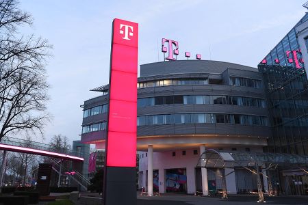 Die Deutsche Telekom AG ist die Dachgesellschaft von Europas größtem Tele­kommunikations­unternehmen mit Hauptsitz in Bonn