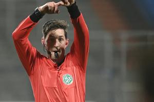 Jöllenbeck rechtfertigt späten Elfmeterpfiff