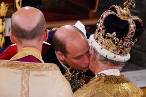 Bewegender Moment: Prinz William leistet seinem Vater Charles den Eid