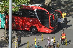 Verwirrter Mann beschädigt Bayern-Bus durch Wurf einer Vase