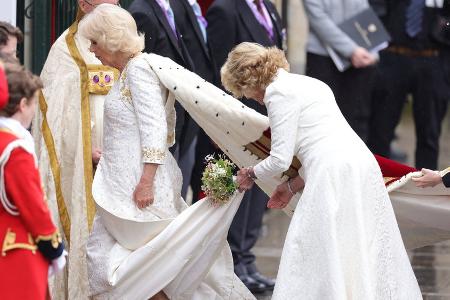 Camilla lässt Krönungsstrauß in der Westminster Abbey niederlegen