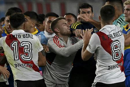 Sieben Rote Karten in Argentiniens Superclasico