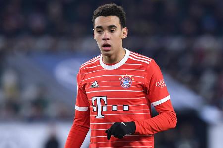 Jamal Musiala (bis 84.) - Note: 1,5 - War gedanklich oft einen Schritt schneller als die Gegenspieler und erwischte die Schalker so permanent auf dem falschen Fuß. Ließ eine Großchance vor der Pause aus (18.). Holte dann aber den Elfmeter heraus (28.) und bereitete das 5:0 ganz stark vor (80.).